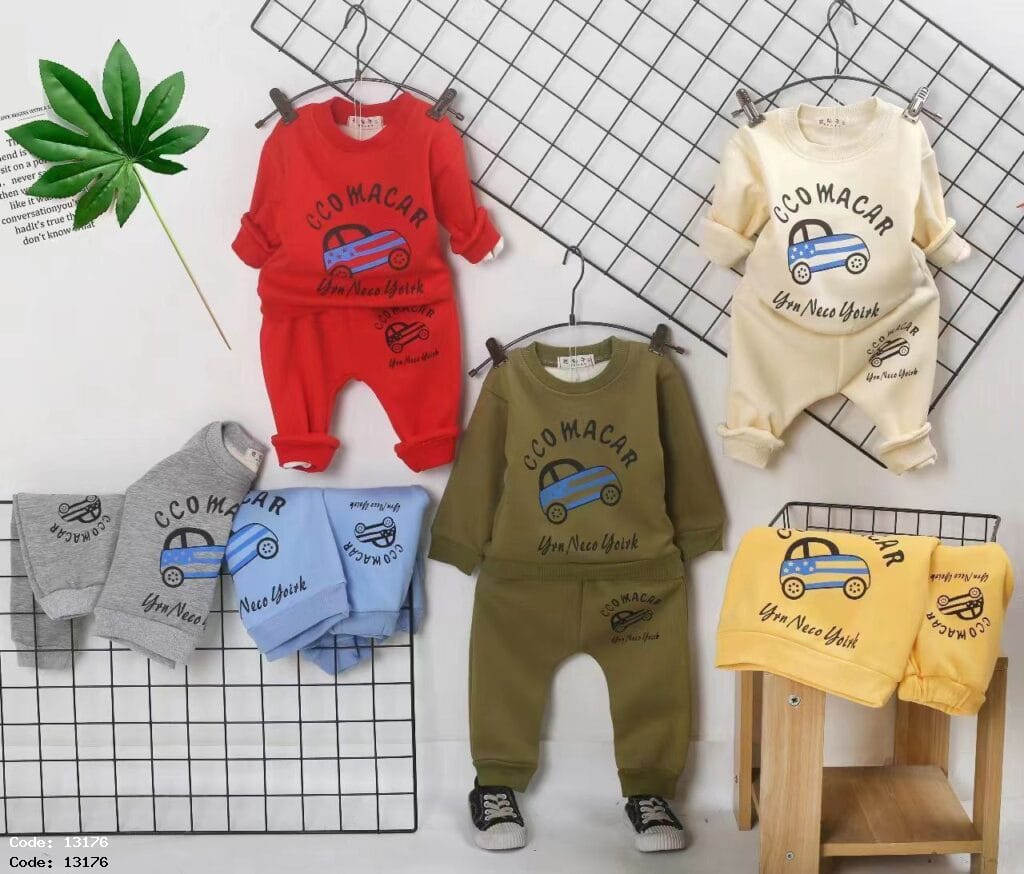 🧸 بلوز فانتزی داخل خز مدل 13176 مناسب کودکان ۹ ماه تا ۳ سال، در رنگ‌های قرمز، سبز، شیری، زرد، آبی و طوسی. پک ۴ عددی با طراحی گرم و خزدار، ویژه فروش عمده لباس نوزادی و کودکانه با قیمت مناسب.