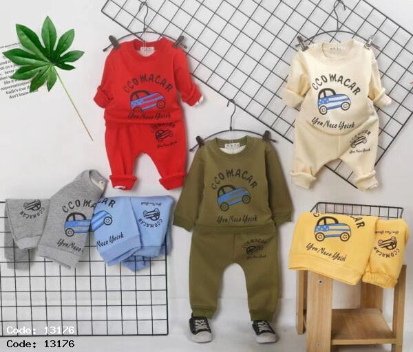 🧸 بلوز فانتزی داخل خز مدل 13176 مناسب کودکان ۹ ماه تا ۳ سال، در رنگ‌های قرمز، سبز، شیری، زرد، آبی و طوسی. پک ۴ عددی با طراحی گرم و خزدار، ویژه فروش عمده لباس نوزادی و کودکانه با قیمت مناسب.