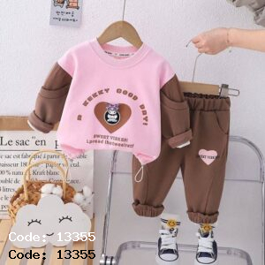 ست فانتزی بچگانه مدل 13355 با طراحی برجسته، ترکیب رنگ صورتی و قهوه‌ای، کیفیت وارداتی و مناسب فروش عمده پوشاک کودکانه. سایز ۲ تا ۶ سال.