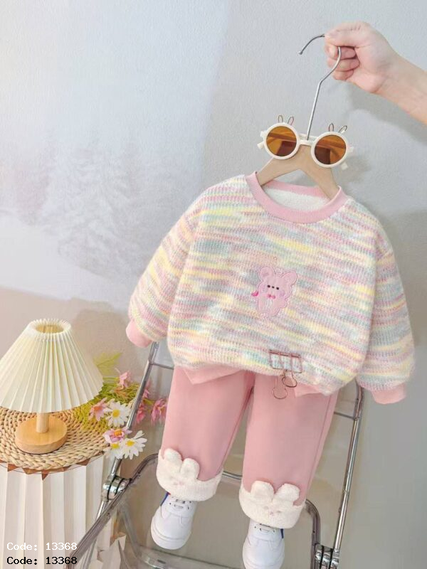 🎀ست فانتزی خزدار بچگانه مدل 13368 با طراحی طرحدار، کیفیت وارداتی و رنگ‌بندی شاد، مناسب کودکان ۱ تا ۵ سال. عرضه در ۵ سایز با قیمت عمده.